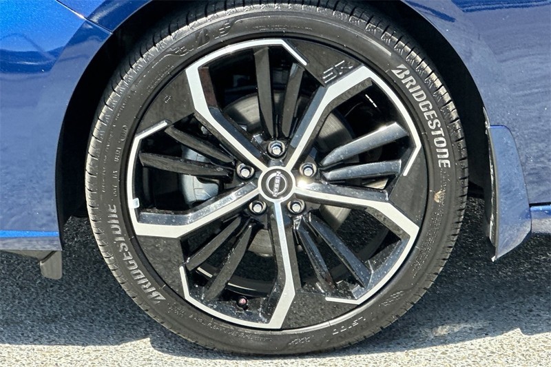 Nissan Altima Vehicle Full-screen Gallery Image 26