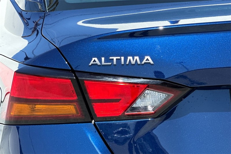 Nissan Altima Vehicle Full-screen Gallery Image 27