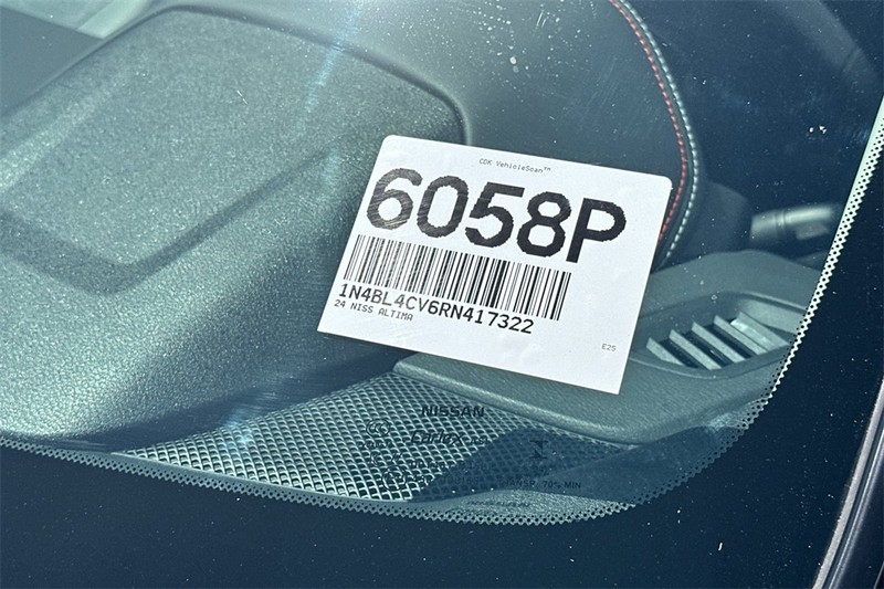Nissan Altima Vehicle Full-screen Gallery Image 28