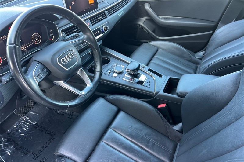 Audi allroad Vehicle Full-screen Gallery Image 10