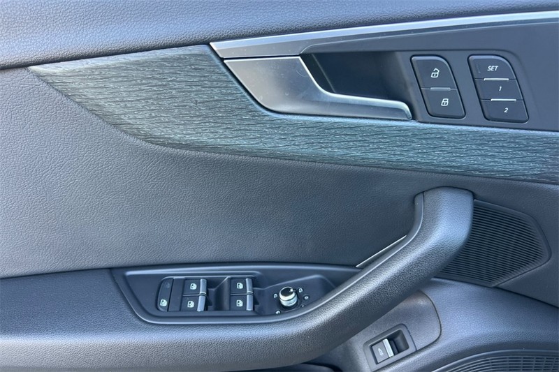 Audi allroad Vehicle Full-screen Gallery Image 11