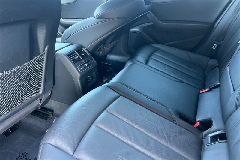 Audi allroad Vehicle Full-screen Gallery Image 12