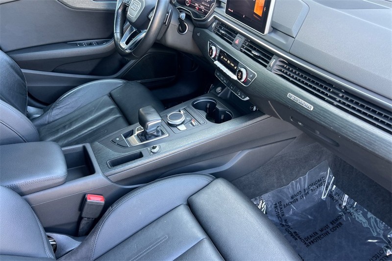 Audi allroad Vehicle Full-screen Gallery Image 16