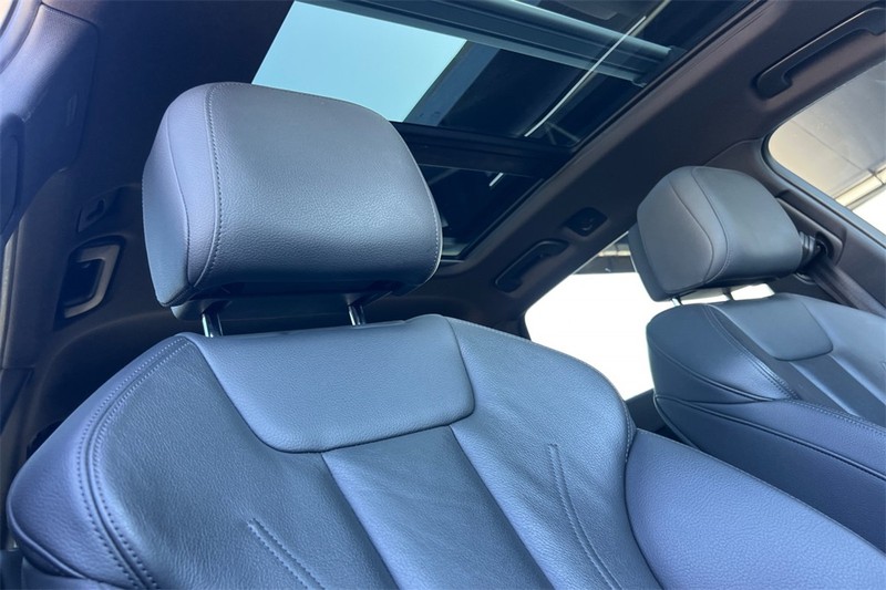 Audi allroad Vehicle Full-screen Gallery Image 17