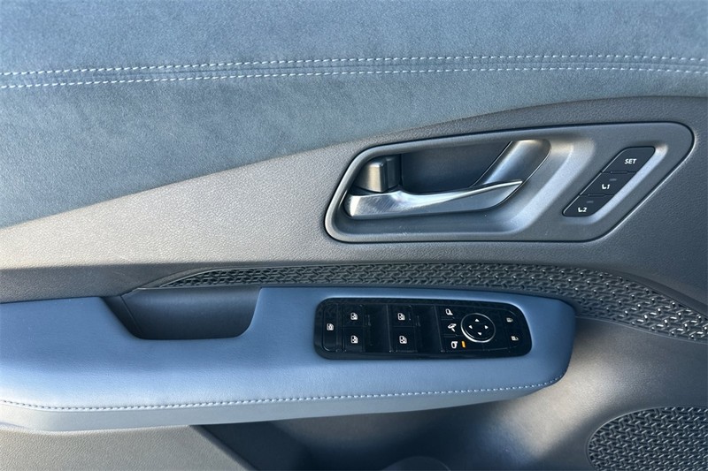Nissan ARIYA Vehicle Full-screen Gallery Image 11