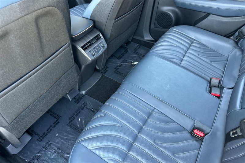 Nissan ARIYA Vehicle Full-screen Gallery Image 12