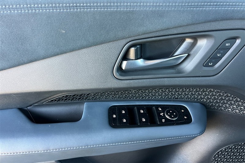 Nissan ARIYA Vehicle Full-screen Gallery Image 11