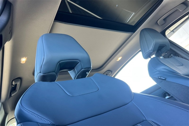 Nissan ARIYA Vehicle Full-screen Gallery Image 17