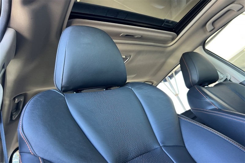 Subaru Crosstrek Vehicle Full-screen Gallery Image 17