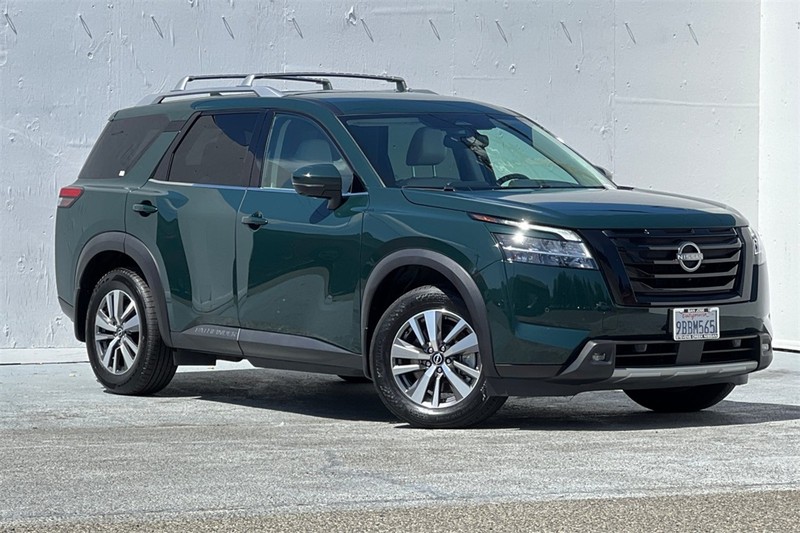 Nissan Pathfinder Vehicle Full-screen Gallery Image 02