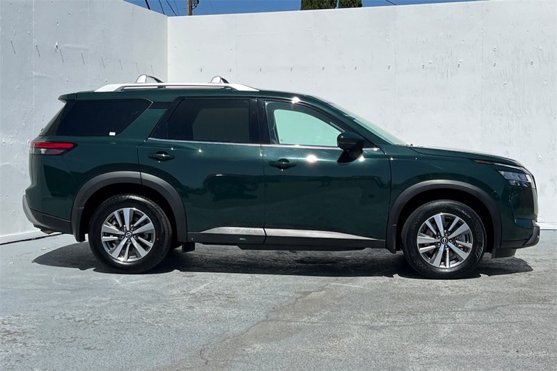 Nissan Pathfinder Vehicle Full-screen Gallery Image 03