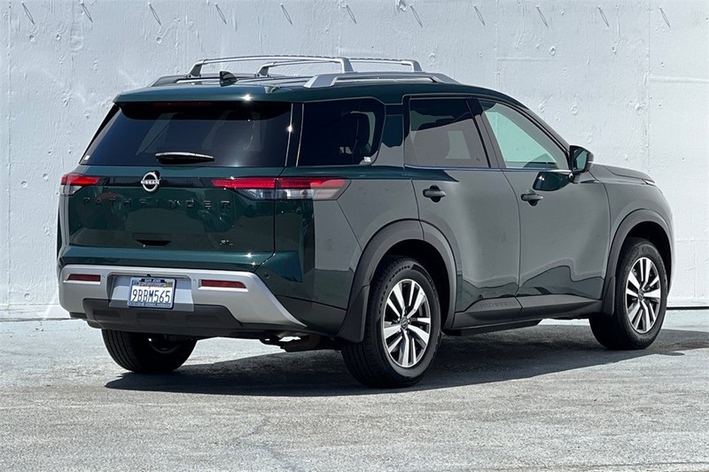 Nissan Pathfinder Vehicle Full-screen Gallery Image 04