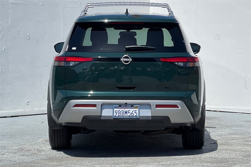Nissan Pathfinder Vehicle Full-screen Gallery Image 05
