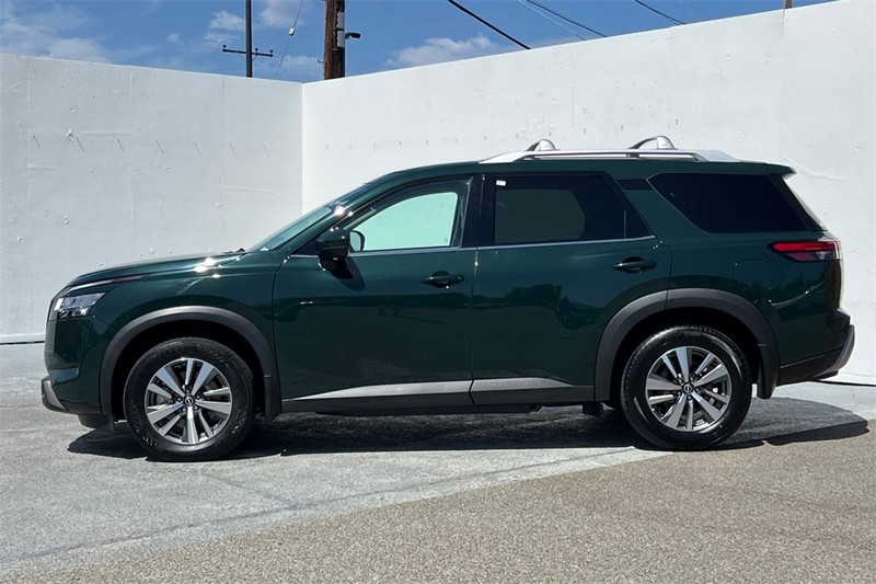 Nissan Pathfinder Vehicle Full-screen Gallery Image 07