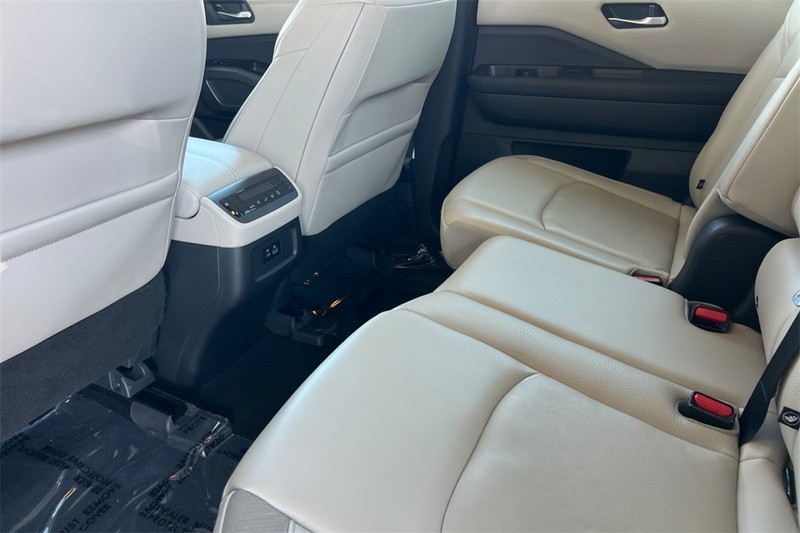 Nissan Pathfinder Vehicle Full-screen Gallery Image 12