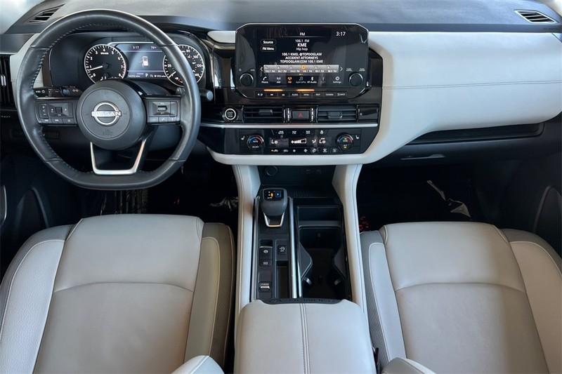 Nissan Pathfinder Vehicle Full-screen Gallery Image 13