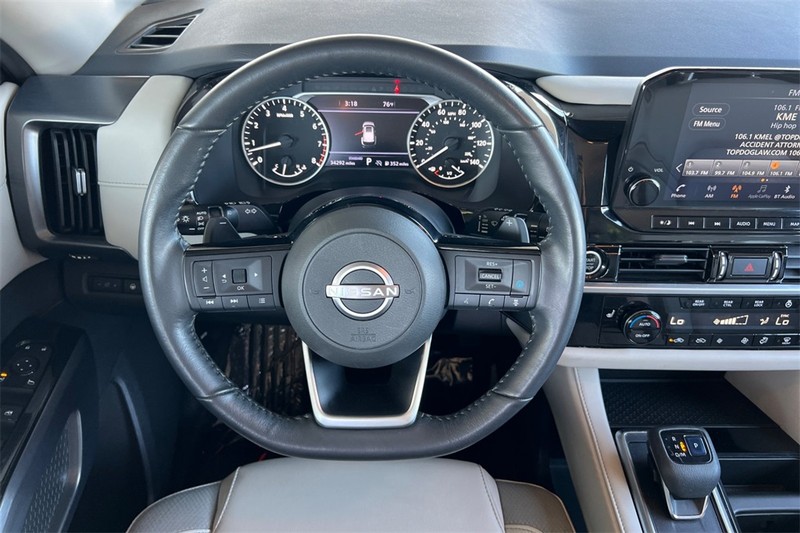 Nissan Pathfinder Vehicle Full-screen Gallery Image 14