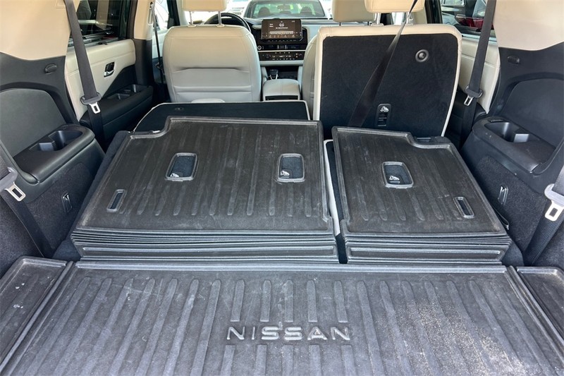 Nissan Pathfinder Vehicle Full-screen Gallery Image 16