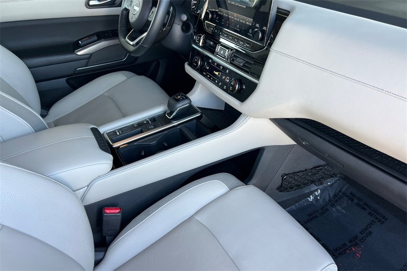 Nissan Pathfinder Vehicle Full-screen Gallery Image 17