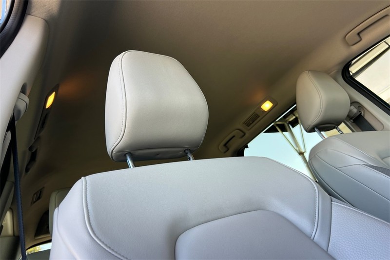Nissan Pathfinder Vehicle Full-screen Gallery Image 18