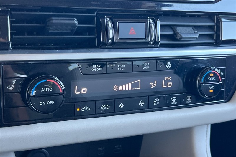 Nissan Pathfinder Vehicle Full-screen Gallery Image 21