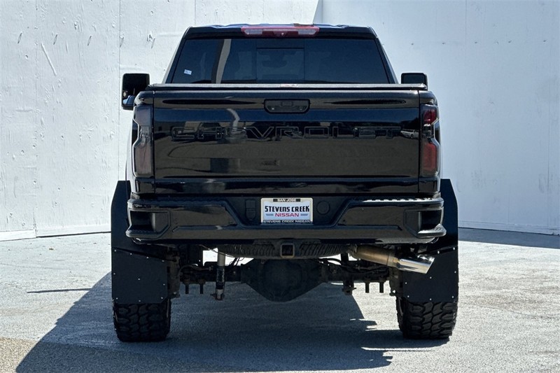 Chevrolet Silverado 2500HD Vehicle Full-screen Gallery Image 05