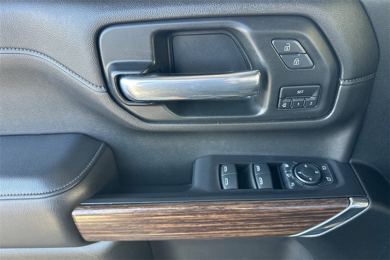 Chevrolet Silverado 2500HD Vehicle Full-screen Gallery Image 11