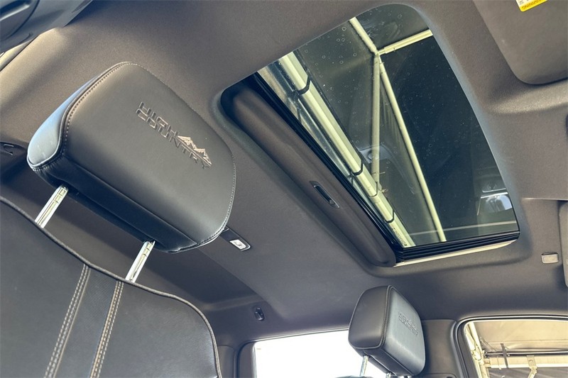Chevrolet Silverado 2500HD Vehicle Full-screen Gallery Image 16
