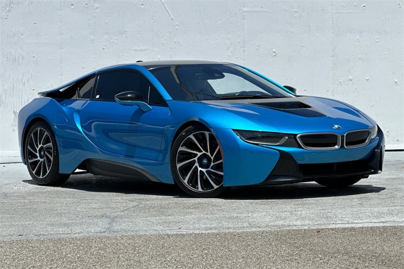 BMW i8 Vehicle Full-screen Gallery Image 02