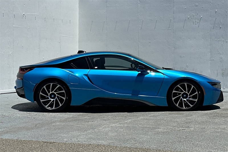 BMW i8 Vehicle Full-screen Gallery Image 03