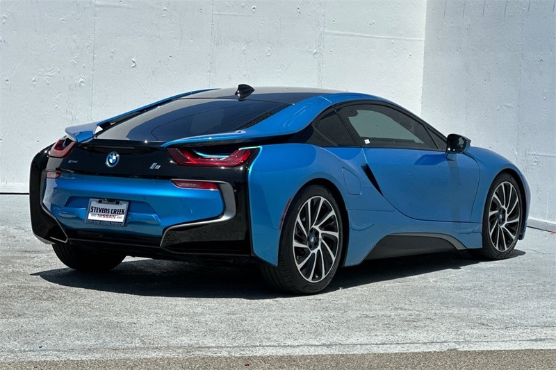 BMW i8 Vehicle Full-screen Gallery Image 04