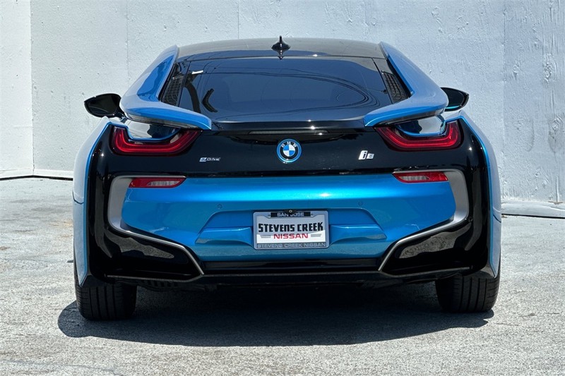 BMW i8 Vehicle Full-screen Gallery Image 05
