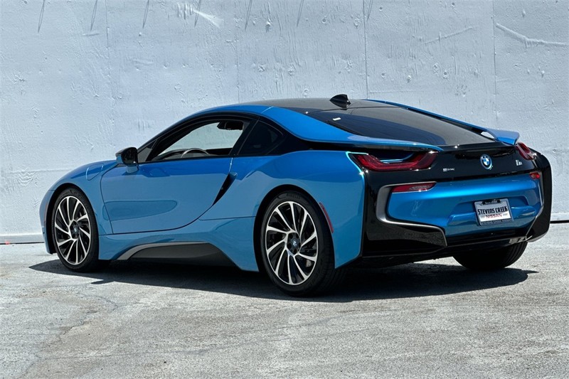 BMW i8 Vehicle Full-screen Gallery Image 06