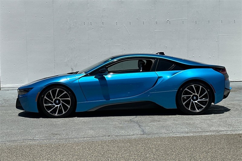 BMW i8 Vehicle Full-screen Gallery Image 07