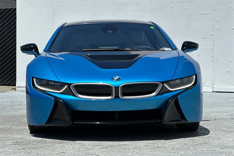 BMW i8 Vehicle Full-screen Gallery Image 09