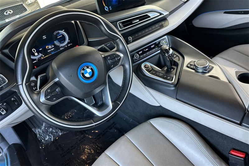 BMW i8 Vehicle Full-screen Gallery Image 10