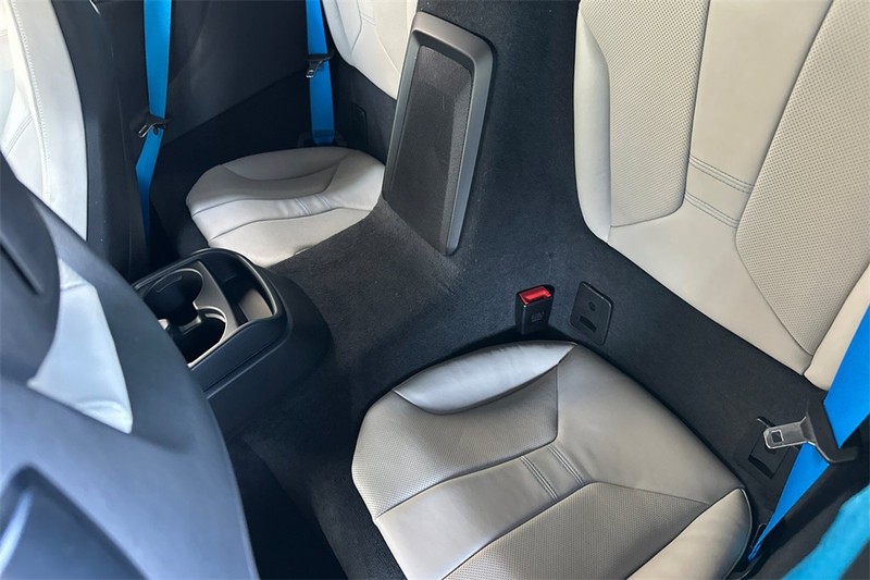 BMW i8 Vehicle Full-screen Gallery Image 12