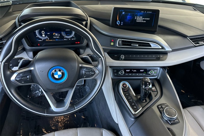 BMW i8 Vehicle Full-screen Gallery Image 13