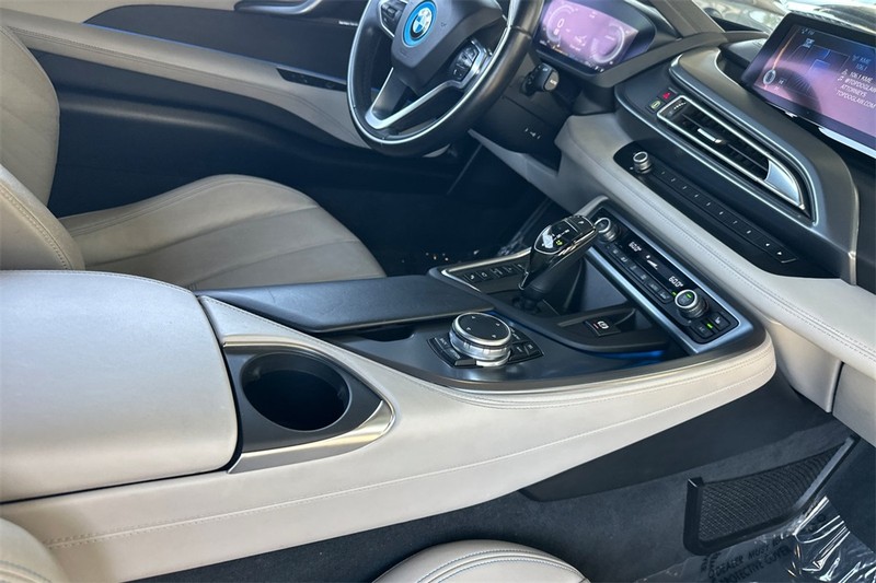 BMW i8 Vehicle Full-screen Gallery Image 15