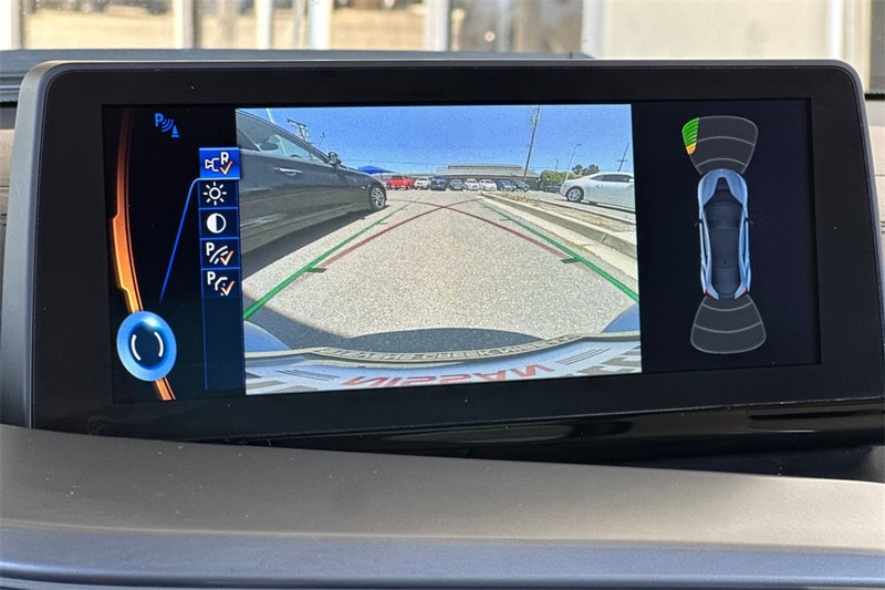 BMW i8 Vehicle Full-screen Gallery Image 19