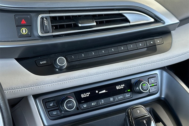 BMW i8 Vehicle Full-screen Gallery Image 20