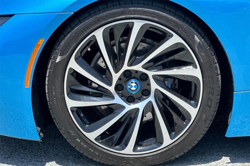 BMW i8 Vehicle Full-screen Gallery Image 26
