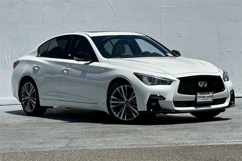 INFINITI Q50 Vehicle Full-screen Gallery Image 02