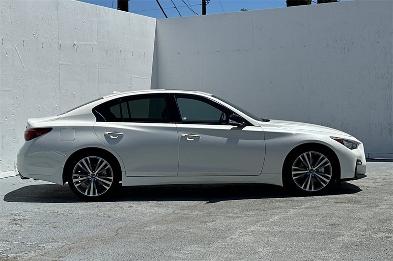 INFINITI Q50 Vehicle Full-screen Gallery Image 03
