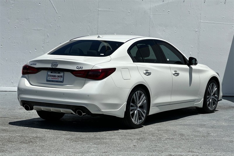 INFINITI Q50 Vehicle Full-screen Gallery Image 04