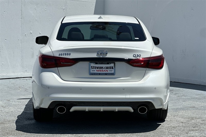 INFINITI Q50 Vehicle Full-screen Gallery Image 05