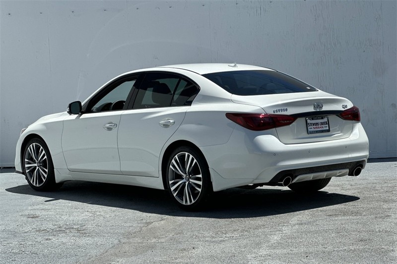INFINITI Q50 Vehicle Full-screen Gallery Image 06