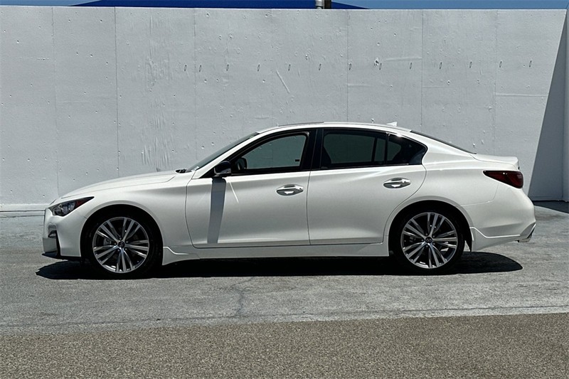 INFINITI Q50 Vehicle Full-screen Gallery Image 07