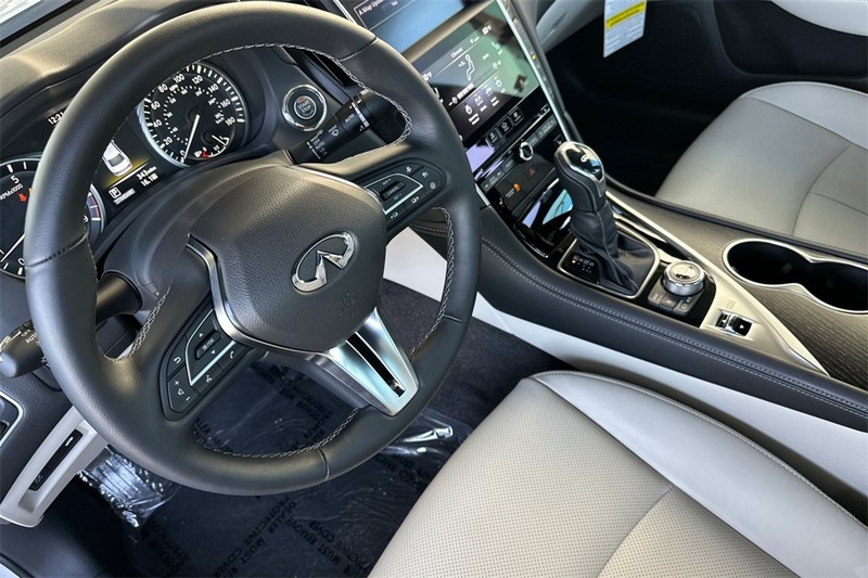 INFINITI Q50 Vehicle Full-screen Gallery Image 10