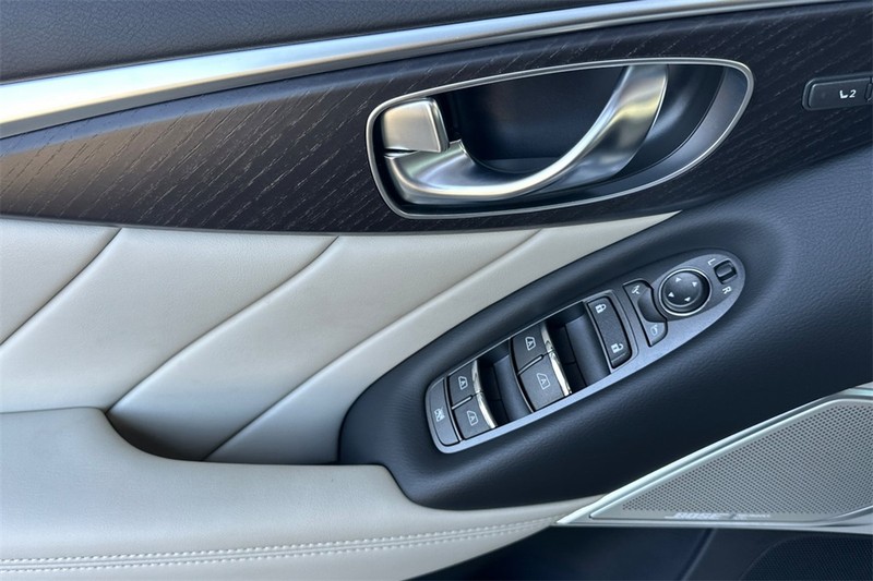 INFINITI Q50 Vehicle Full-screen Gallery Image 11